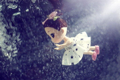 张馨予雨林徒步探险，脚肿成猪蹄—真实记录与挑战的感染力